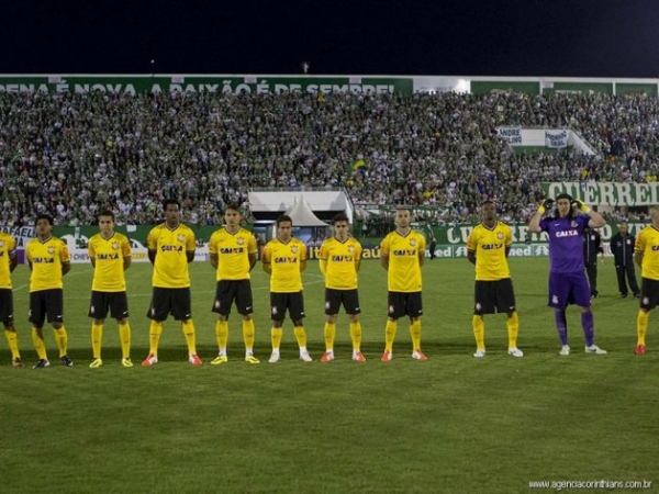 Guerrero d� vit�ria ao Corinthians em jogo violento e p�e time na lideran�a