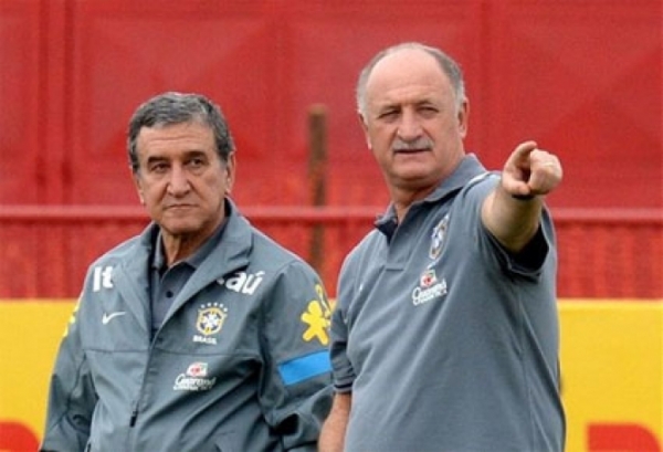 Felip�o p�e meias para defender em treino da sele��o