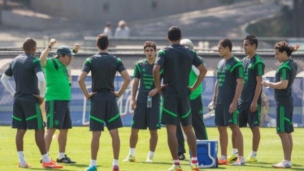 M�xico supera erros da arbitragem e bate Camar�es na estreia