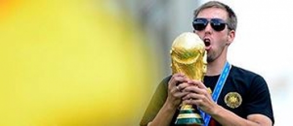 Aos 30 anos e capit�o do tetracampeonato na Copa, Lahm anuncia aposentadoria da sele��o alem�