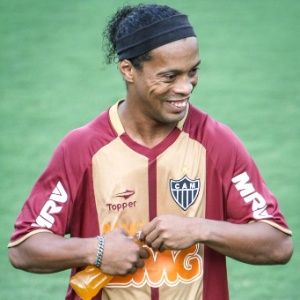 Ronaldinho diz que definir� futuro na pr�xima semana, mas descarta parar