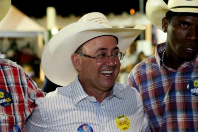 Riva escolhe sertanejo para embalar campanha e cita experi�ncia pol�tica