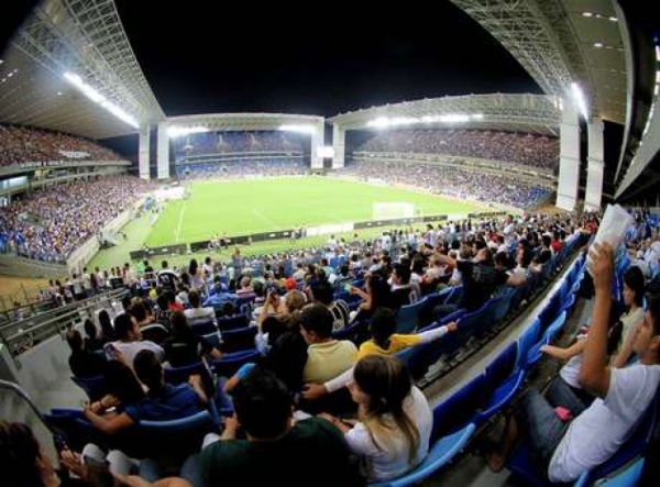 Corintianos tentam invadir vesti�rio ap�s derrota no MT