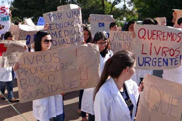 Alunos de Medicina da Unemat entram no 2� m�s de greve