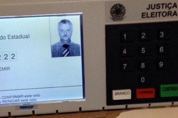 Eleitores ignoram proibi��o e postam selfies das urnas