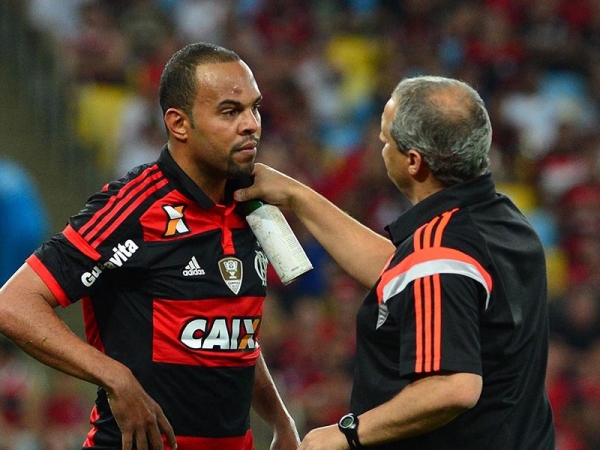 Alecsandro passa bem ap�s cirurgia no rosto