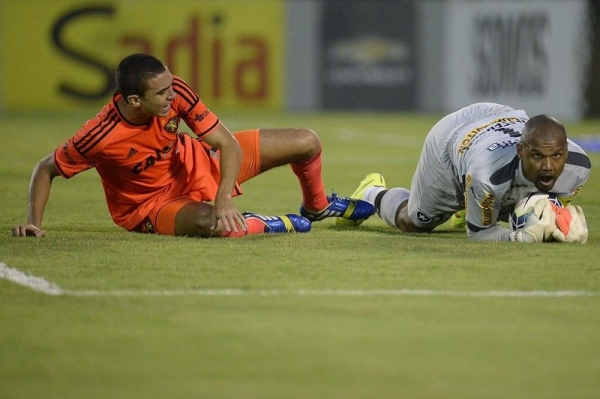 Botafogo empata com Sport e n�o deixa Z4