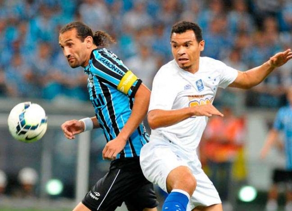 Cruzeiro barra Gr�mio, vira na Arena e pode ser campe�o no domingo