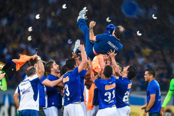 Resumo da rodada: Cruzeiro campe�o, SP na Liberta e Crici�ma rebaixado