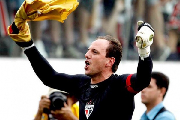 O M1T0 fica: Rog�rio Ceni desiste do adeus e anuncia que joga em 2015
