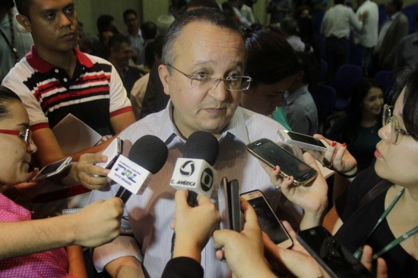 Pedro Taques diz que contrato com staff n�o ser� para ingl�s ver
