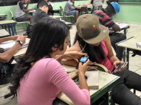 Aulas nas escolas do Estado come�am nesta segunda e a novidade � a proibi��o uso de celulares