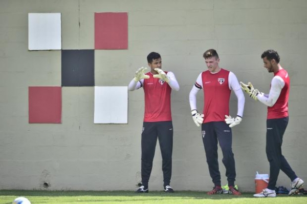 S�o Paulo sobe goleiro nascido em 97 e 8cm maior do que Ceni
