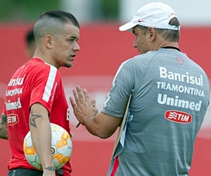 Aguirre pede intensidade em treino com G�ferson e Lisandro no Inter