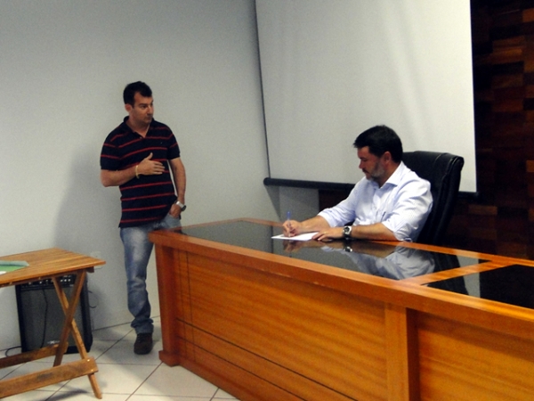 Setor de base florestal do noroeste reivindica libera��o de projetos de manejo para continuar operando