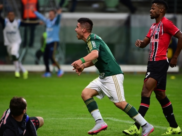 Palmeiras faz 4, d� show no Palestra e impede S�o Paulo de liderar