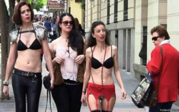 Espanholas saem �s ruas de lingerie em protesto contra propaganda de TV