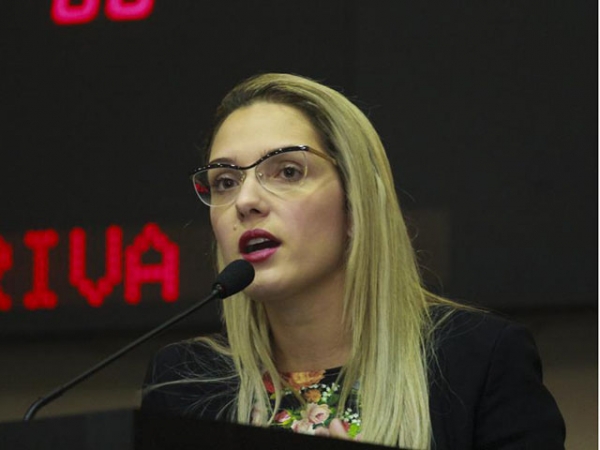 Projeto de Lei de Janaina Riva obriga Pet Shops a disponibilizarem espa�o e animais para ado��o