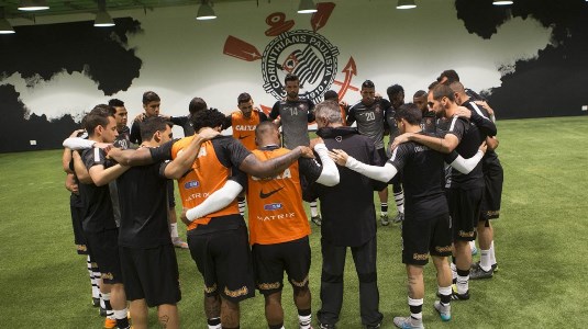 Corinthians faz 3 a 0 no Vasco e segue na vice-lideran�a