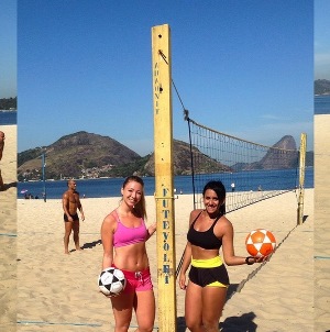 Namorada de Rom�rio joga futev�lei e mostra corp�o em praia do Rio