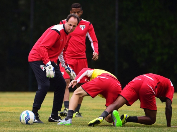 Ceni treina com bola e deve refor�ar o S�o Paulo contra o Cear� 