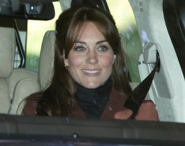 Kate Middleton muda o visual e adota franjinha