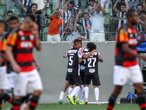 Atl�tico-MG goleia Flamengo e segue na cola do l�der
