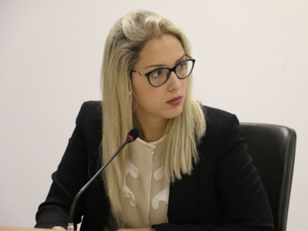 Em defesa do servidor Janaina Riva cobra pagamento de URV e diz que AL n�o faz dever de casa
