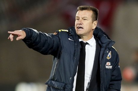Dunga v� outro jogo e n�o planeja mudan�as para a pr�xima partida nas Eliminat�rias para a Copa