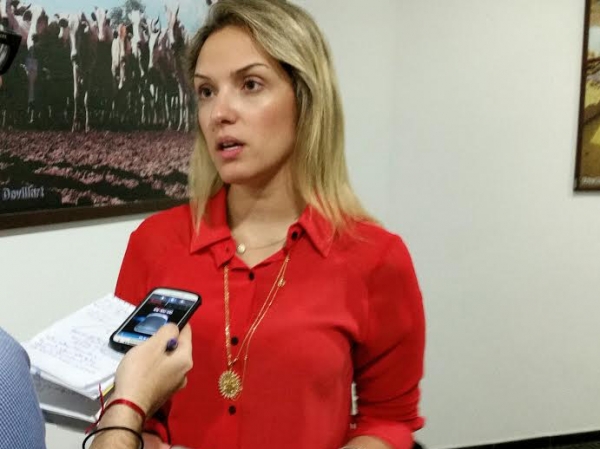 Em defesa de servidores do Detran deputada critica intransig�ncia e incha�o do governo