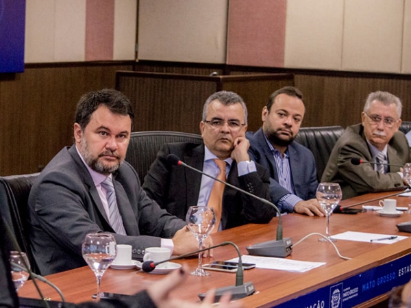 Oscar entrega Projeto de Lei que cria Programa de Fitoter�picos ao secret�rio Paulo Taques