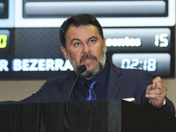 Lei de autoira de oscar Bezerra obriga cl�usula que garante rescis�o de contrato com telefonia por m� qualidade em servi�o