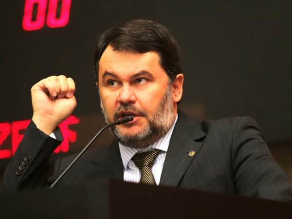 Oscar assegura reforma de quadra escolar e caminh�o de lixo para Juara