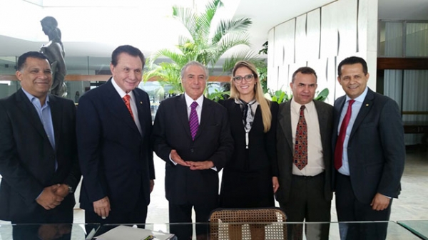 Janaina Riva assina ficha de filia��o partid�ria ao PMDB em Bras�lia com a anu�ncia do vice-presidente da Rep�blica Michel Temer.