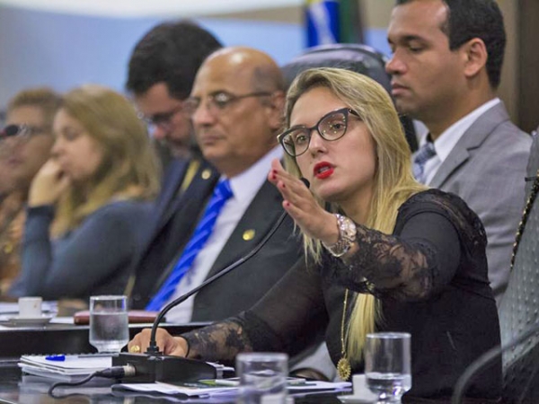Janaina fala em incompet�ncia do governo em licitar ambul�ncias um ano ap�s AL repassar R$ 20 mi