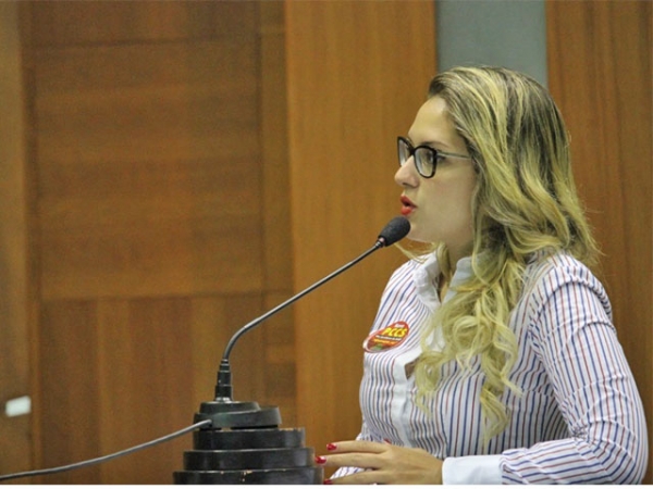 Janaina Riva homenageia escritor de MT por livro que trata di nazismo e j� figura entre os mais vendidos