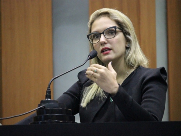 Projeto de Lei de Janaina Riva acaba com tarifa m�nima de �gua, luz e telefone
