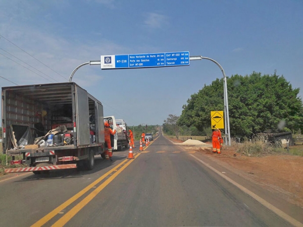 Empresa troca placa de rodovias ap�s pedido pela #CobraA�Oscar