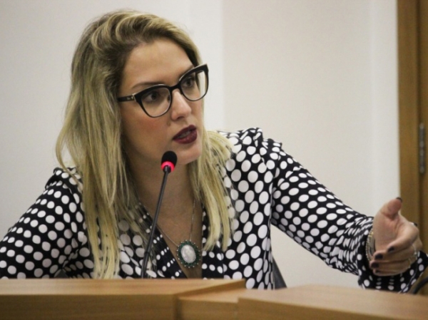 Janaina  Riva chama Taques de 