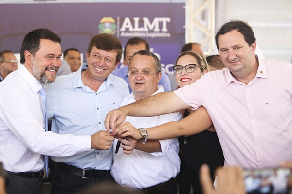 Deputados se unem na indica��o e entrega de ambul�ncias para oito cidades