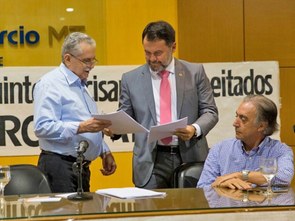 Frente Parlamentar do Com�rcio recebe parecer da Fecom�rcio sobre projeto
