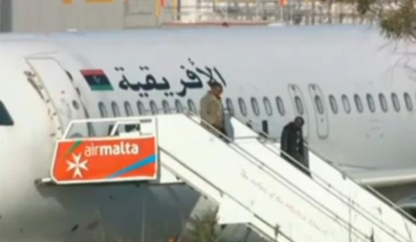 Sequestradores de avi�o l�bio libertam passageiros em Malta