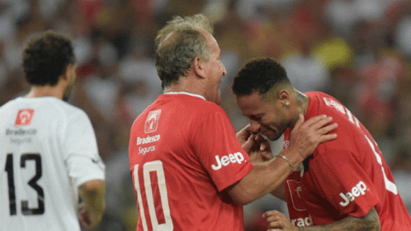 Time de Zico vence Jogo das Estrelas marcado por homenagens � Chapecoense