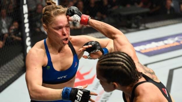 Ap�s massacre, Ronda Rousey recebe 45 dias de suspens�o m�dica
