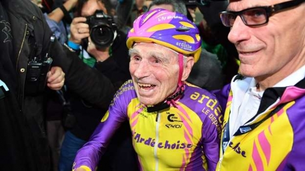 Franc�s de 105 anos percorre mais de 22km em uma hora e quebra recorde mundial