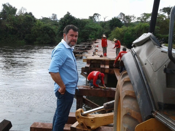 Deputado Oscar Bezerra visita obras de reforma da Ponte do Rio dos Peixes em Itapaiuna.