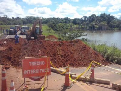 Trecho da MT-338 passa por reconstru��o ap�s cobran�as de Oscar Bezerra