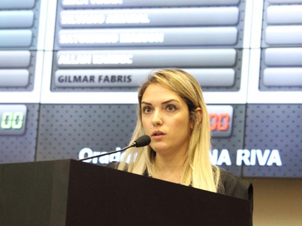 Janaina Riva denuncia negativa de carteiras a PNES pelo Detran e requer informa��es