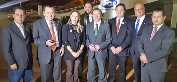 Deputada pede empenho da PGR em apura��o de grampos ilegais 