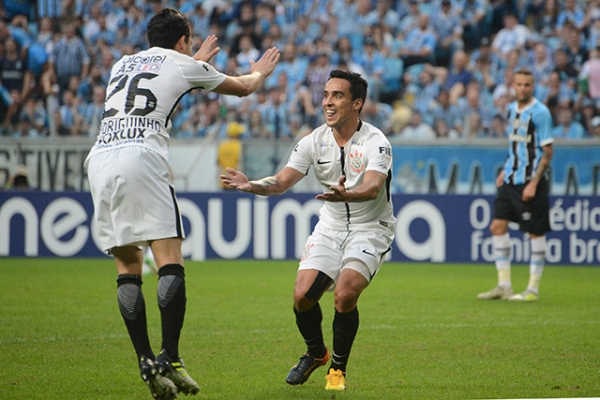 C�ssio brilha, Corinthians joga bem e derrota o Gr�mio na Arena